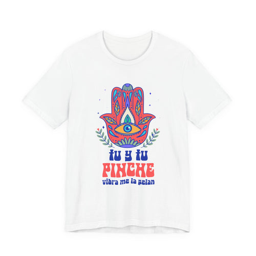Detalle del diseño de Mal de Ojo Hamsa en camiseta Tu y Tu Pinche Vibra, arte popular mexicano.