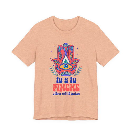 Mujer latina con camiseta Tu y Tu Pinche Vibra y diseño de Mal de Ojo Hamsa, estilo casual y empoderador.